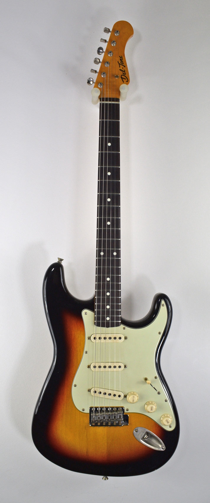 Del-Tone 60s S-style 3-tone Sunburst Light Aged