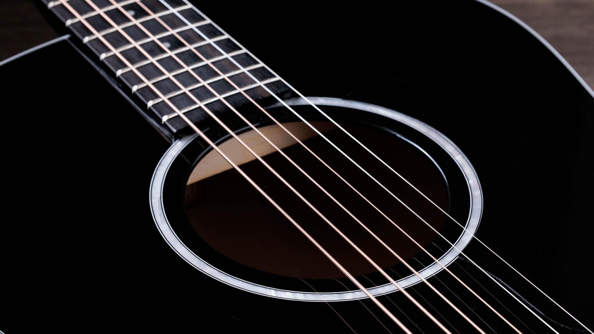 Taylor 217e-BLK Plus